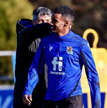 Imanol Alguacil bromea con Isak durante un entrenamiento de la Real Sociedad.