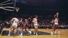 Walt Frazier se dispone a lanzar durante un partido de los New York Knicks de la NBA, en 1974