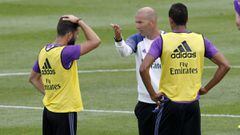 Zidane habla con Varane y Nacho en en un entrenamiento.
