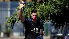 Soccer Football - Paris St Germain Training - Ooredoo Training Centre, Saint-Germain-en-Laye, France - June 25, 2020   Paris St Germain&#039;s Sergio Rico is seen wearing a protective face mask while he gestures as he arrives for training following the ou