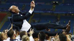 Zidane manteado por los jugadores en San Siro despu&eacute;s de ganar la Champions League. 
