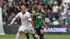 REGGIO NELL'EMILIA, ITALY - AUGUST 30: Theo Hernandez of AC Milan competes for the ball with Domenico Berardi of US Sassuolo during the Serie A match between US Sassuolo and AC Milan at Mapei Stadium - Citta' del Tricolore on August 30, 2022 in Reggio nell'Emilia, Italy. (Photo by Claudio Villa/AC Milan via Getty Images)