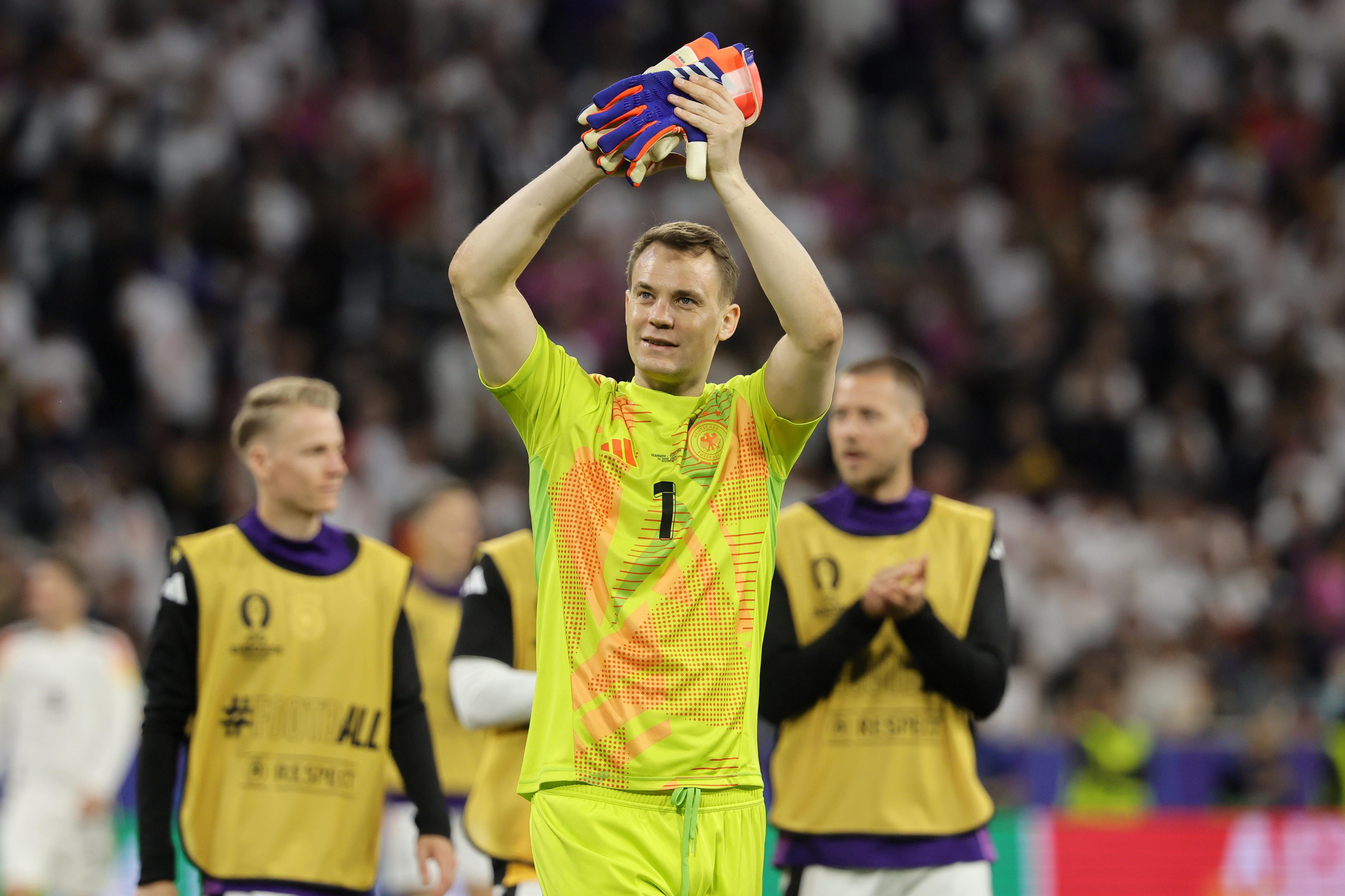 Munich (Germany), 14/06/2024.- Goalkeeper Manuel Neuer of Germany gestures to supporters after winning the UEFA EURO 2024 group A match between Germany and Scotland in Munich, Germany, 14 June 2024. (Alemania) EFE/EPA/RONALD WITTEK
