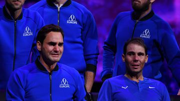 El tenista suizo Roger Federer y e español Rafa Nadal juntan sus manos durante la despedida al tenista suizo en la Laver Cup.
