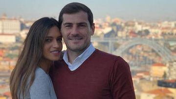 Sara Carbonero e Iker Casillas posando sonrientes y abrazados desde el Hotel Yeatman de Oporto.
