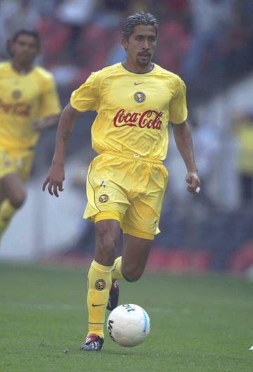 Arias demostró tener talento con Toluca, pero le tocó estar en la época de Cardozo, Estay, Sánchez y compañía, por lo que no veía mucha acción. Jugó con el América durante el 2002 y 2003.