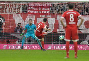 Lewandowski scores from the spot in the 6-0 drubbing of Hamburg