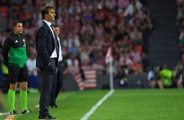 Real Madrid's Spanish coach Julen Lopetegui reacts during the Spanish league football match between Athletic Club Bilbao and Real Madrid CF at the San Mames stadium in Bilbao on September 15, 2018.