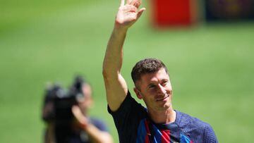 Robert Lewandowski presented as a Barcelona player with number