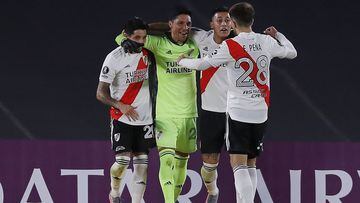 Argentina&#039;s River Plate goalkeeper Enzo Perez celebrates with teammates at the end of  the Copa Libertadores football tournament group stage match against Colombia&#039;s Independiente Santa Fe at the Monumental Stadium in Buenos Aires, on May 19, 20