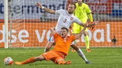 Klaas Jan-Huntelaar of the Netherlands fights for the ball with Michal Kadlec of Czech Republic during their Euro 2016 group A qualifying soccer match in Amsterdam, Netherlands October 13, 2015.  REUTERS/Toussaint Kluiters/United Photos  