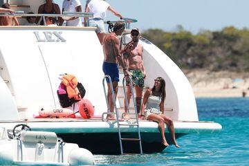 Messi y Suárez de vacaciones con sus familias en Ibiza