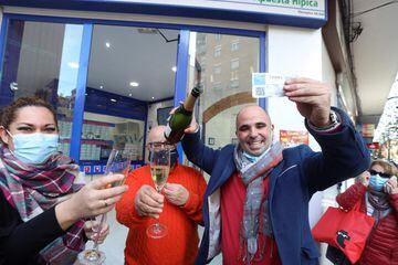 Celebración en el despacho de loterías "Los Manolos" de Salamanca tras conocerse que han vendido quince décimos de El Gordo.