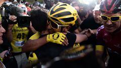 Egan Bernal abraza a su hermano despu&eacute;s de ganar el Tour de Francia 2019.