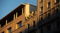 Edificios con viviendas, a 6 de agosto de 2022, en Barcelona, Cataluña (España). La vivienda en España ha aumentado su precio un 3,5% en julio comparado con el mismo mes del año pasado y un 1,2% respecto a junio. El metro cuadrado se sitúa en un valor medio de 1.930 euros. Las comunidades que más han incrementado el precio, respecto al año anterior, son: Baleares (8,7%), Madrid (6,5%), Navarra (5,8%) o en la Comunidad Valenciana (5,2%). Por otro lado, las CCAA donde el precio se ha visto reducido son: Castilla y León con (-1,8%), Extremadura (-1,4%), Asturias (-0,8%), Castilla-La Mancha (-0,6%) y Galicia (-0,4%). En este sentido, Madrid y Baleares son las comunidades más caras para vivir, el metro cuadrado se sitúa en una media de 3.320 euros y 3.094 euros, respectivamente.
07 AGOSTO 2022;BARCELONA;CATALUÑA;CONSTRUCCIONES;VIVIENDAS;PRECIOS VIVIENDAS
David Zorrakino / Europa Press
05/08/2022
