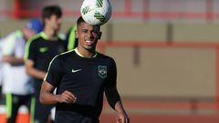 Brazilx92s Gabriel Jesus controls the ball during a Brazil Olympic soccer team training session in Brasilia, Brazil, Aug. 1, 2016. Brazil holds its first match against South Africa on August 4. (AP Photo/Eraldo Peres)