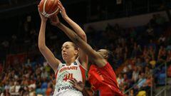 Hradec Kralove (Czech Republic), 16/06/2017.- Bernadette Hatar (L) of Hungary in action against Sancho Lyttle (R) of Spain during the group stage match between Hungary and Spain at the EuroBasket Women 2017 in Hradec Kralove, Czech Republic, 16 June 2017. (Espa&ntilde;a, Rep&uacute;blica Checa, Baloncesto, Hungr&iacute;a) EFE/EPA/MILAN KAMMERMAYER