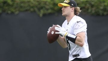 Pittsburgh Steelers quarterback Kenny Pickett participates in drills during Rookie Minicamp at UPMC Rooney Sports Complex.