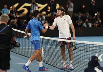 Novak Djokovic saluda a su rival, el griego Stefanos Tsitsipas, tras la victoria del serbio en la final del Open de Australia 2023.
