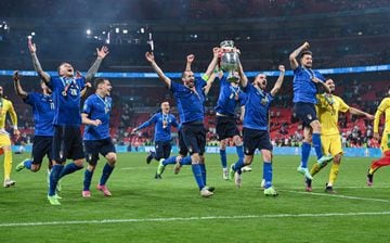 LONDON, ENGLAND - JULY 11: Leonardo Bonucci (R), Giorgio Chiellini (L) and the complete team of Italy lift the Henri Delaunay Trophy following his team's victory in during the UEFA Euro 2020 Championship Final between Italy and England at Wembley Stadium 