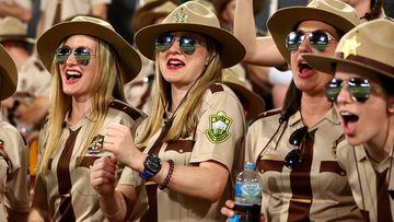 Un grupo de aficionadas australianas con uniformes de sheriff disfrutan en el estadio The Gabba (Brisbane) del partido de críquet entre Australia e Irlanda, en la Copa Mundial T20 masculina. La competición se celebra en Australia del 16 de octubre al 13 de noviembre bajo el auspicio del Consejo Internacional de Críquet (ICC). 