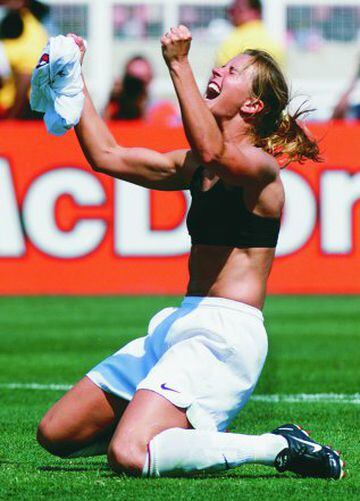 Los JJOO de Atlanta de 1996 dio el gran salto esperado. El fútbol fue disciplina olímpica también femenina. Imagen de la estadounidense Brandi Chastain en 1999.