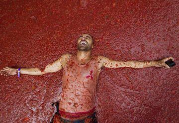A reveller covered in tomato pulp takes part in the annual "Tomatina" festival in the eastern town of Bunol, on August 30, 2017.
The iconic fiesta -- which celebrates its 72nd anniversary and is billed at "the world's biggest food fight" -- has become a major draw for foreigners, in particular from Britain, Japan and the United States. / AFP PHOTO / JAIME REINA
