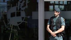 Un miembro de la Guardia Civil custodia la entrada de la sede de la RFEF.