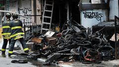 NEW YORK, NEW YORK - JUNE 20: Firefighters work outside a building in Chinatown after four people were killed by a fire in an e-bike repair shop overnight on June 20, 2023 in New York City. Lithium-ion e-bike batteries have caused numerous fires and fatalities in recent years due to the rising popularity of e-bikes for delivery purposes. New York City Mayor Eric Adams&#039; administration has taken strong measures against unregulated e-bike and e-scooter batteries, which often present the highest risk when improperly charged.   Spencer Platt/Getty Images/AFP (Photo by SPENCER PLATT / GETTY IMAGES NORTH AMERICA / Getty Images via AFP)