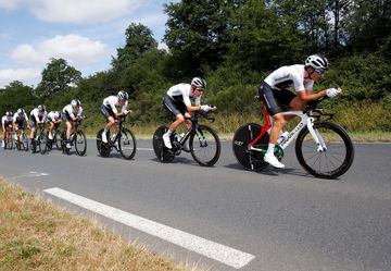 Tres días antes de que comience la edición 105 del Tour de Francia, el Team Sky se entrena por la carreteras francesas.