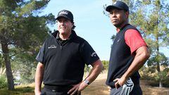 Phil Mickelson junto a Tiger Woods.