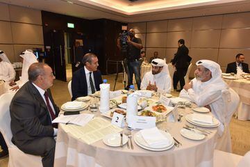El consejero delegado de PRISA Manuel Mirat, el director de AS Alfredo Relaño con Hassan Alzawady y Abdullaltif Al Mahmoud director ejecutivo de Dar Al-Sharq Group.