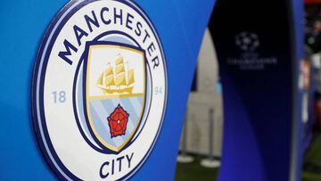 El escudo del Manchester City en el arco bajo el que pasan los futbolistas al saltar al c&eacute;sped en los partidos de la Champions League.