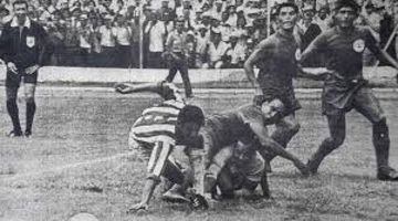 Una encarnizada eliminatoria para clasificar al Mundial de México 1970 escenificó los días previos de una guerra entre ambas naciones centroamericanas. Escenas de violencia se vivieron en los tres partidos, incluido el desempate en el Estadio Azteca que ganó El Salvador 3-2. 