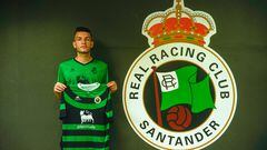 Íñigo Vicente, posando para la posteridad tras su presentación oficial como nuevo jugador del Racing.