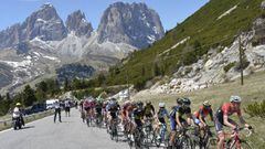 Imagen del pelot&oacute;n del Giro de Italia rodando por los Dolomitas en la edici&oacute;n de 2017.