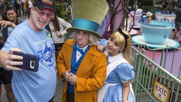 Jeff Reitz, californiano de 50 años de edad, recibió un récord guiness después de visitar el parque temático Disneyland por 2 mil 995 días conseuctivos.