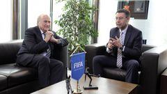 Blatter y Bartomeu, durante una entrevista en la que charlaron sobre la sanci&oacute;n de la FIFA al Barcelona.