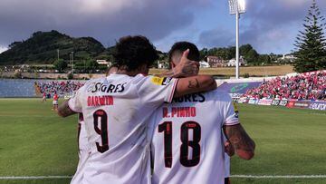 Darwin N&uacute;&ntilde;ez y Rodrigo Pinho, jugadores del Benfica, celebran uno de los goles anotados ante el CD Santa Clara.