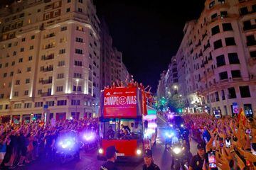 Las jugadoras, montadas en un autobús sin techo, pasan por la Puerta de Alcalá, Cibeles, Gran Vía y Plaza España, hasta llegar directas a la Explanada del Puente del Rey.