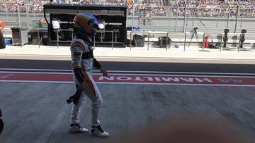 Fernando Alonso pasando delante del box de Mercedes tras su abandono en Rusia.