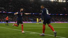Benzema corre a celebrar con Mbapp&eacute; su primer gol de la noche ante Kazajist&aacute;n.