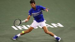 Novak Djokovic devuelve una bola a Bjorn Fratangelo durante su partido en el BNP Paribas Open en el Indian Wells Tennis Garden de Indian Wells, California.