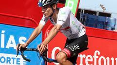 Juan Ayuso cruza una meta en La Vuelta.