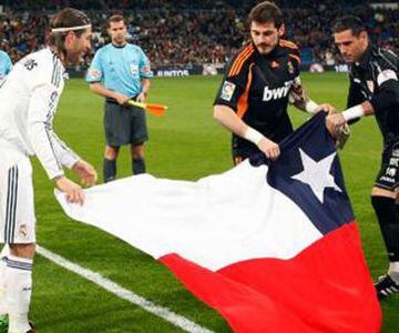 Real Madrid y Sevilla portaron una bandera chilena en apoyo los afectados por le terremoto del 27 de febrero. En la imagen, Sergio Ramos, Iker Casillas y Andrés Palop con la bandera.