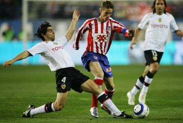 Ayala y Fernando Torres en un partido entre el Valencia y el Atlético.
