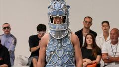 Un modelo luce una creación como parte de la colección masculina Primavera Verano 2024 de Jeffrey Loverboy presentada en Milán.