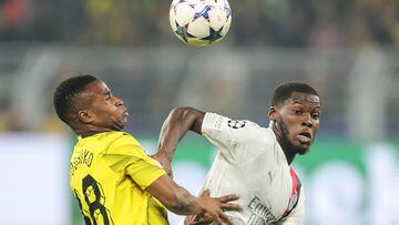 Dortmund (Germany), 04/10/2023.- Dortmund's Youssoufa Moukoko (L) and Milan's Yunus Musah (R) in action during the UEFA Champions League Group F match between Borussia Dortmund and AC Milan in Dortmund, Germany, 04 October 2023. (Liga de Campeones, Alemania, Rusia) EFE/EPA/FRIEDEMANN VOGEL
