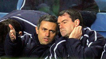 José Mourinho charla con Steve Clarke en su etapa en el Chelsea.