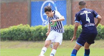Sebastián Pineau nació en Santiago de Chile, hijo de francés y de peruana. Con 18 años, y formado en Alianza Lima, actualmente juega en Universidad César Vallejo.